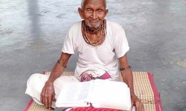 Sudhir Chandra Biswas recites Bhagavad Gita after 103 years of service at Naogaon Sadar Shutikalitala Temple.