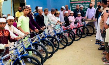 13 teenagers received bicycles as gifts for performing prayers in congregation for 40 consecutive days.