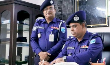 Police Superintendent of Narsingdi made a sudden visit to 3 police stations.