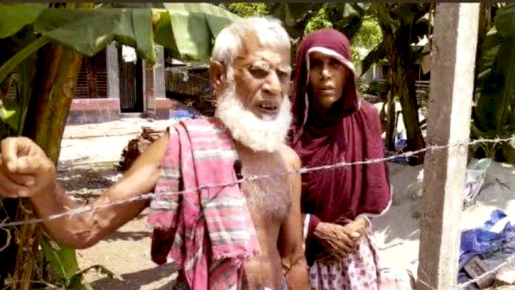 The police removed the barbed wire fence in Pabna's Santhia and opened the road for the four families who were blocked