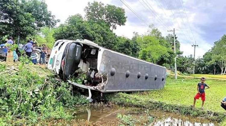 Helper killed in bus ditch after losing control at Palashbari in Gaibandha