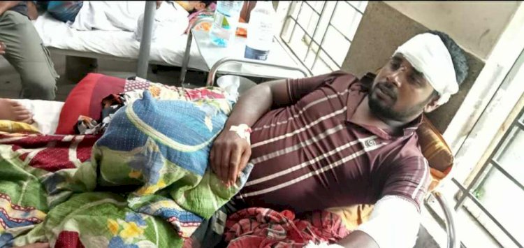 In Keshavpur, 3 people, including the driver, were injured when a branch of a banyan tree fell on a moving car