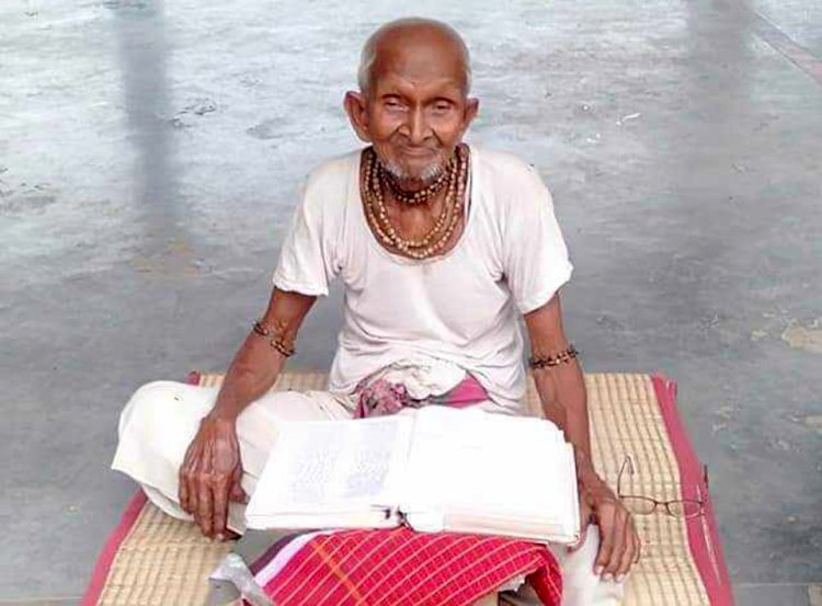 Sudhir Chandra Biswas recites Bhagavad Gita after 103 years of service at Naogaon Sadar Shutikalitala Temple.