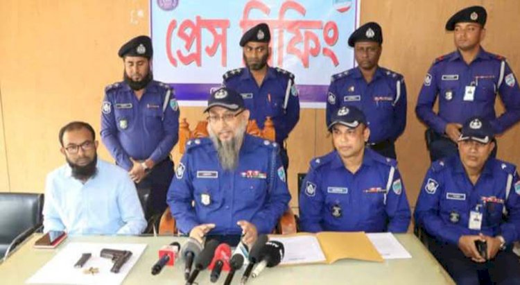 In an operation by Lohagara Police in Narail, two individuals were arrested along with a weapon, ammunition, a magazine, and a foreign-made pistol.