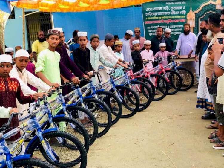13 teenagers received bicycles as gifts for performing prayers in congregation for 40 consecutive days.