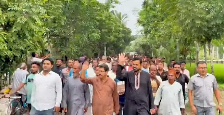 Leaflet distribution by Central BNP's Co-religionist Affairs Secretary Apu in Keshabpur.