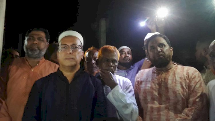 Jasim Uddin provides financial assistance to fire victims in Burichang.