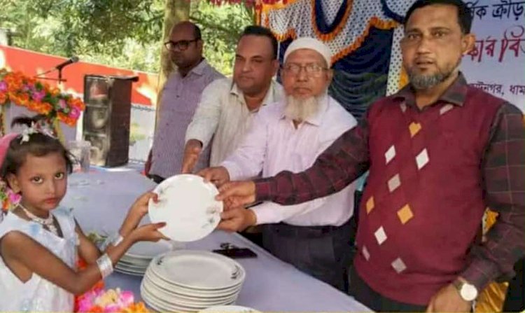 The annual sports competition prize distribution and cultural program of Hatnagar BRAC Primary School in Dhamoirhat, Naogaon has been held.